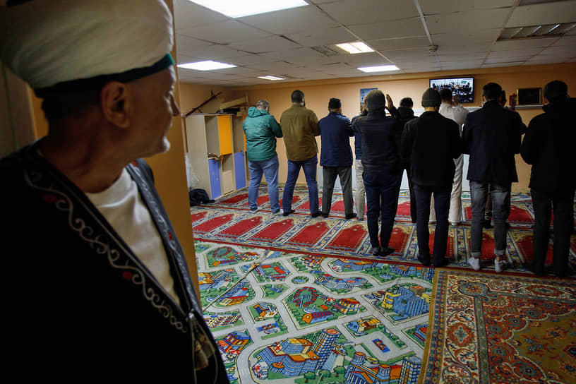 Верующие во время намаза в мечети Рамазан