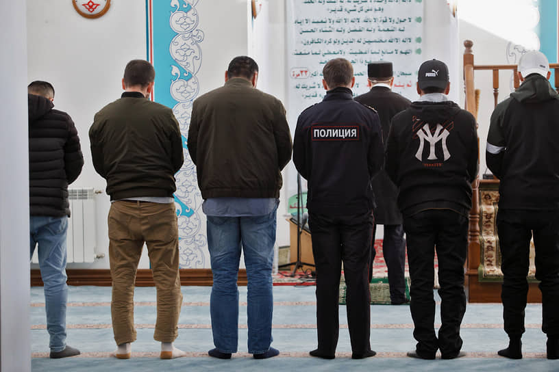 Мусульмане во время намаза в Екатеринбурге