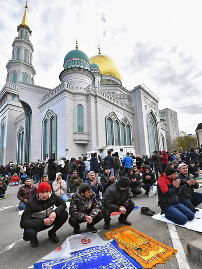 Мусульмане около Московской соборной мечети