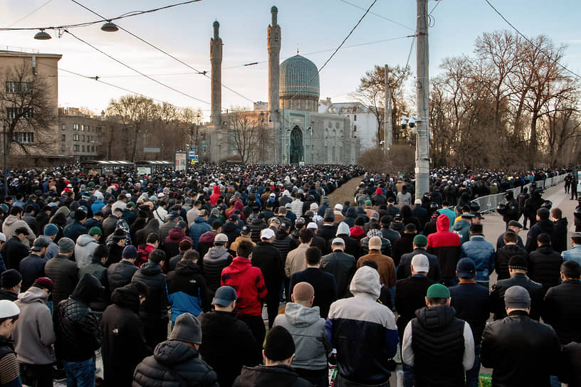 Мусульмане на площади у Санкт-Петербургской соборной мечети