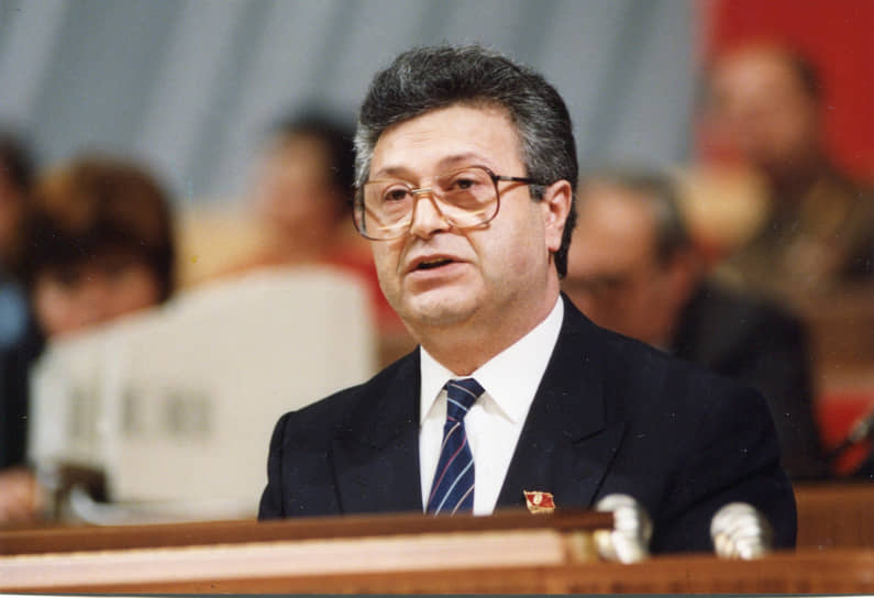 18 мая 1990 года Аяз Ниязи оглы Муталибов был избран президентом Азербайджанской ССР. 30 августа 1991 года стал президентом Азербайджана. Оставался на посту до 6 марта 1992 года 