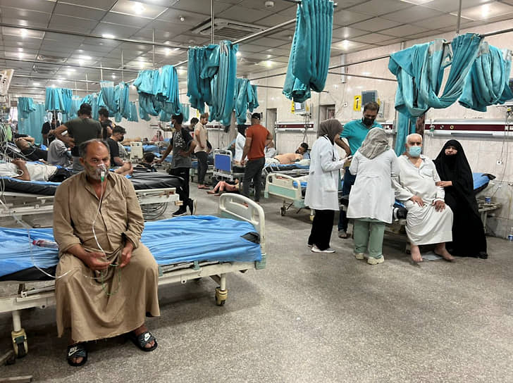 Люди с проблемами дыхания в больнице в Багдаде