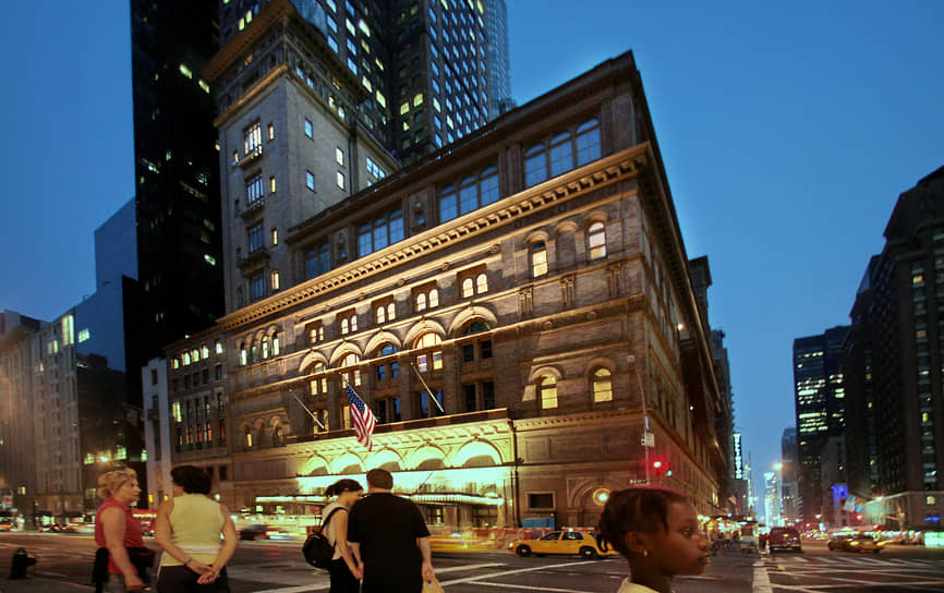 Здание Карнеги-холла в Нью-Йорке, на углу Седьмой авеню и 57-й улицы Манхэттена