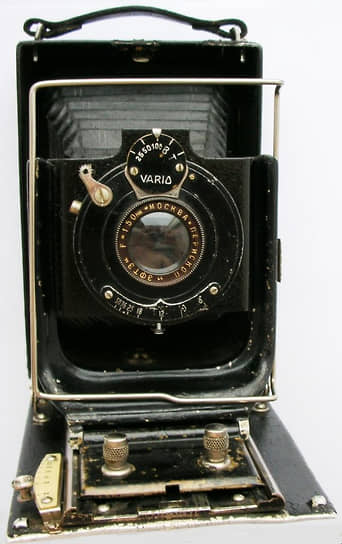 Первый советский фотоаппарат «ЭФТЭ-1» (на фото) был создан артелью «Фототруд». К концу 1929 года произведено 25 экземпляров. Камера имела формат 9х12 см, была оснащена немецким объективом и стоила 150 руб. Спустя два года производители собрали аппарат «ЭФТЭ-2» исключительно из отечественных комплектующих 