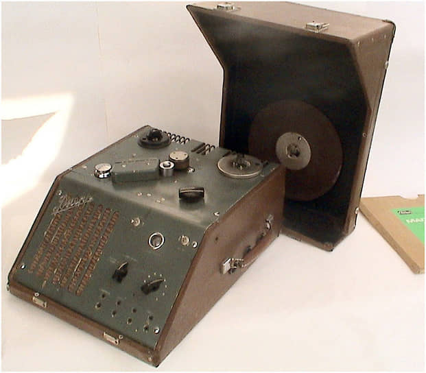 Первый в СССР серийный бытовой магнитофон «Днепр» производился на Киевском заводе радиоаппаратуры (позже — завод «Маяк») с 1949 по 1970 годы. Его вес составлял 29 кг. Аппарат мог воспроизводить звук в течение 20 минут, ускоренная перемотка осуществлялась только вперед 