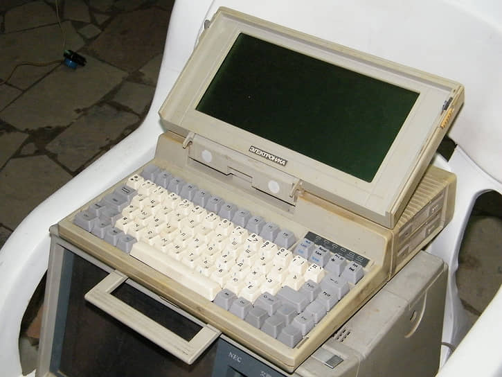 В 1986 году в СССР занялись разработкой первых отечественных портативных компьютеров. Однако их серийное производство началось только в 1991 году. Ноутбук «Электроника МС 1504», собранный на минском НПО «Интеграл», вместе с аккумуляторами весил 4,5 кг, на март 1992 года его цена составляла $550