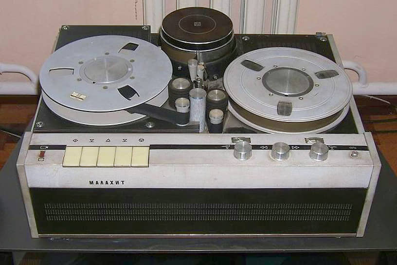 Первый бытовой видеомагнитофон «Малахит» с 1967 года выпускался на Рижском радиозаводе имени Попова. Катушечный аппарат позволял записывать на магнитную ленту и впоследствии воспроизводить до 40 минут черно-белого сигнала с телевизора или прилагаемой видеокамеры. При необходимости осуществлялась запись звука. Вес «Малахита» составлял 36 кг, габариты — 57х43,5x25 см