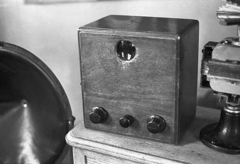 10 мая 1932 года на ленинградском заводе «Коминтерн» (ныне — завод имени Козицкого) начался серийный выпуск первых в СССР любительских механических телевизоров. Партия «Б-2» состояла из 20 экземпляров. Размер изображения с увеличительной линзой составлял 3x4 см. Аппарат не имел собственного громкоговорителя и подключался к радиоприемнику 