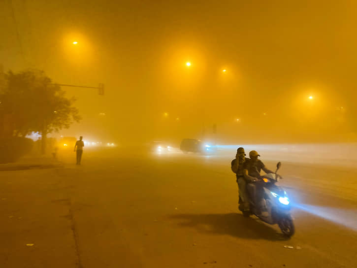 Мотоциклист на улице в Багдаде