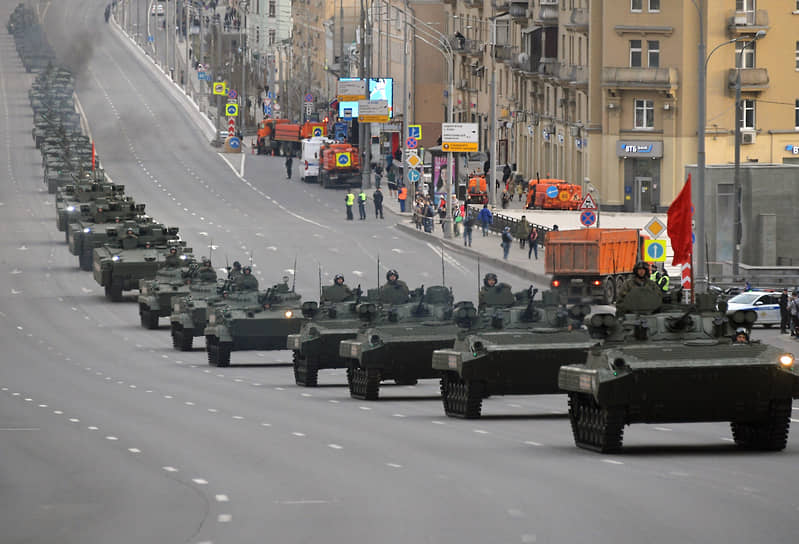 Военная техника на улицах Москвы во время репетиции парада