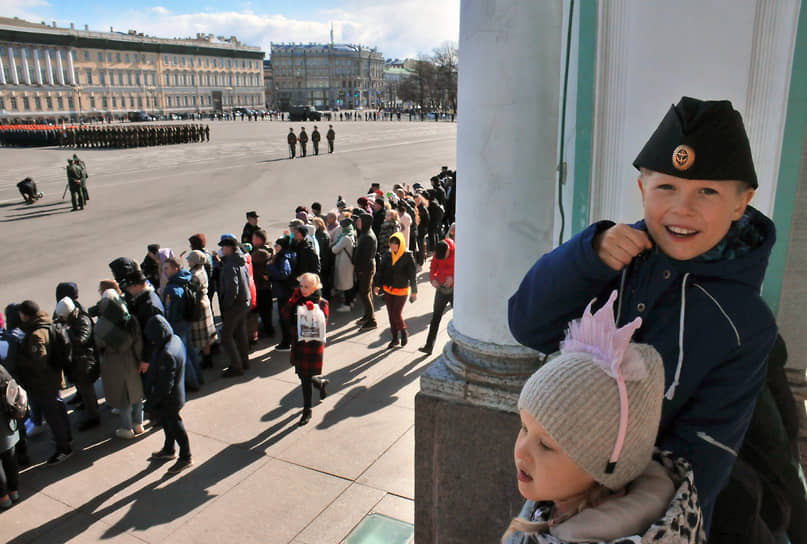 Зрители на репетиции парада в Санкт-Петербурге