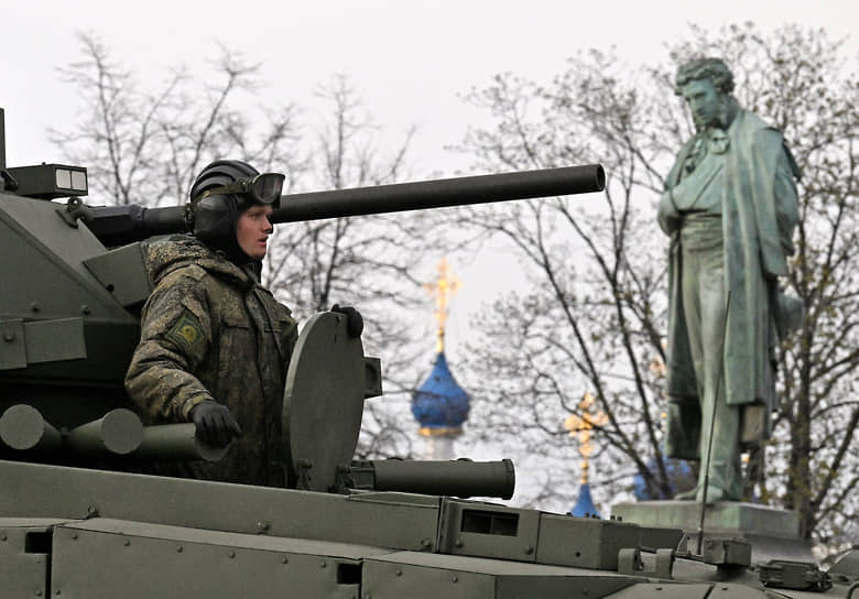 Военная техника на фоне памятника Александру Пушкину на Тверской улице в ходе репетиции парада