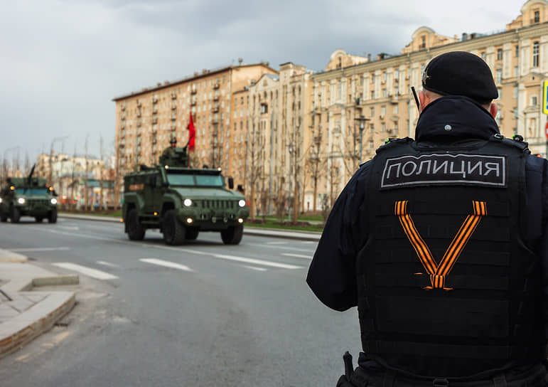 Военные автомобили на улицах Москвы во время репетиции парада