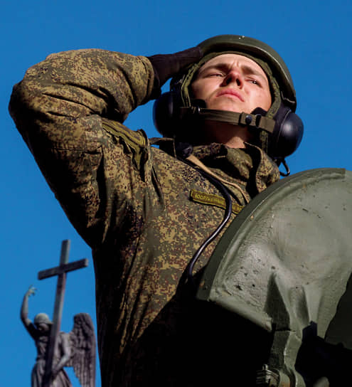 Военнослужащий во время репетиции парада Победы в Санкт-Петербурге