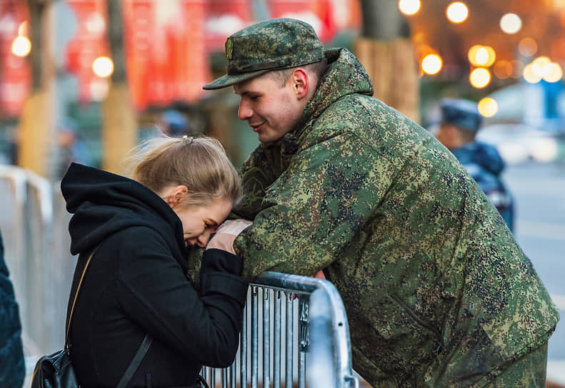 Военнослужащий и девушка перед началом репетиции парада в Москве
