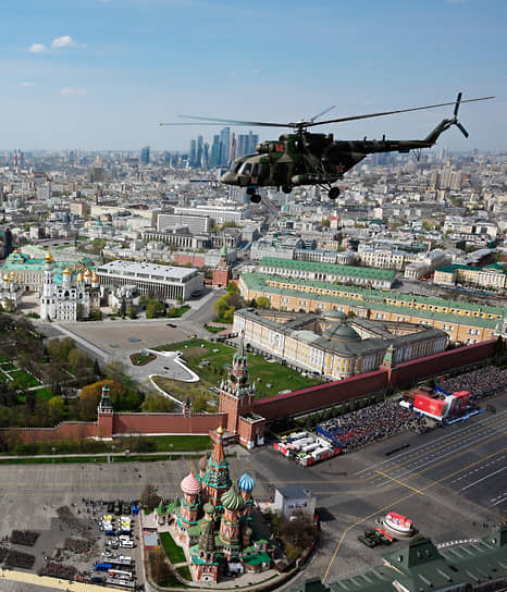 Многоцелевой вертолет Ми-8 в небе над Красной площадью