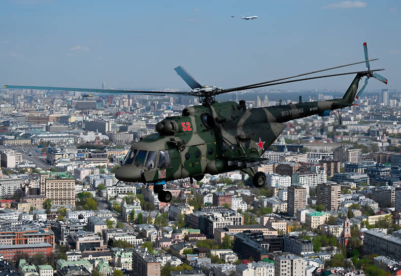 Вертолет в небе над Москвой во время генеральной репетиции парада