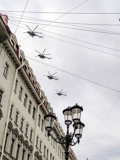 Вертолеты во время репетиции воздушной части парада в Санкт-Петербурге 