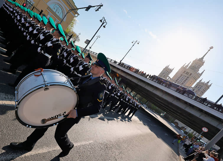 Военнослужащие парадных расчетов во время прохода по центру города перед началом генеральной репетиции в Москве