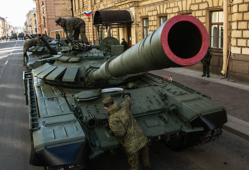 Танк Т-72Б3М перед началом генеральной репетиции парада на Миллионной улице в Санкт-Петербурге 