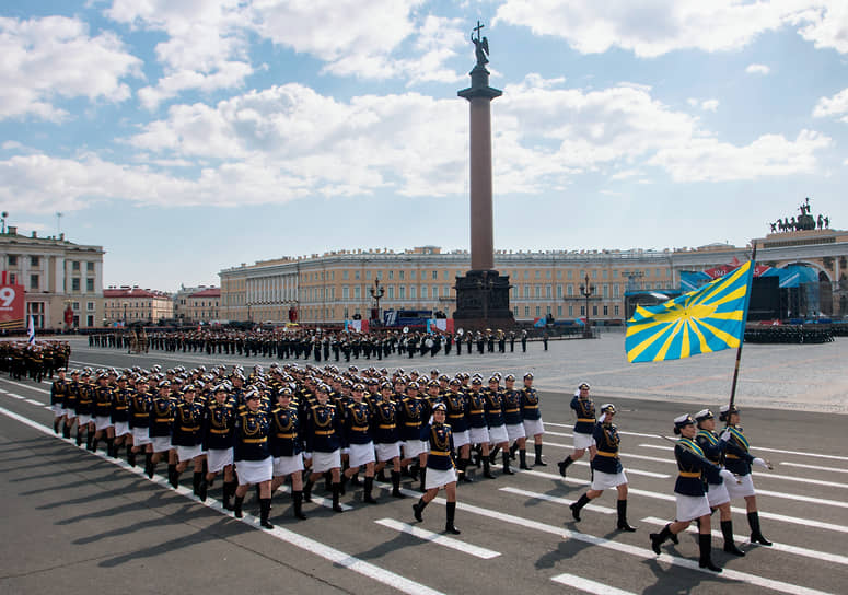 Парадный расчет женщин-военнослужащих на Дворцовой площади