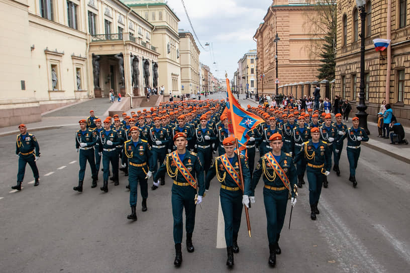 Военнослужащие идут строем после генеральной репетиции в Санкт-Петербурге