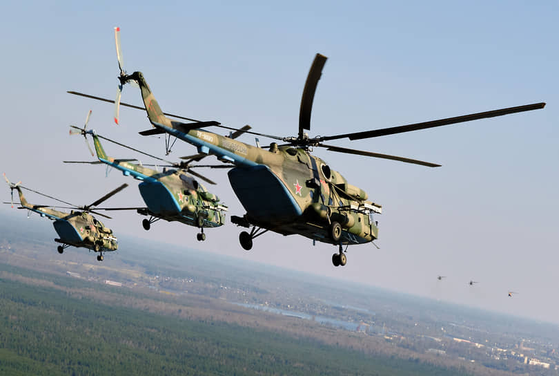Вертолеты Ми-8 во время репетиции авиационной части парада в Санкт-Петербурге