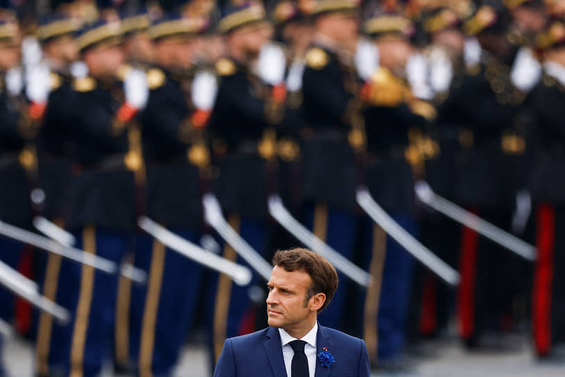 Французский президент во время торжественной церемонии