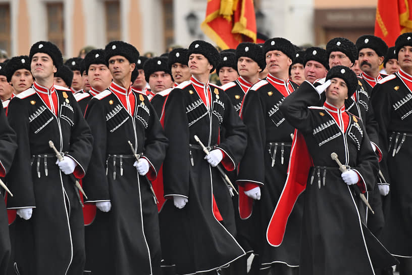 Парадный расчет казачьего войска во время парада на Красной площади