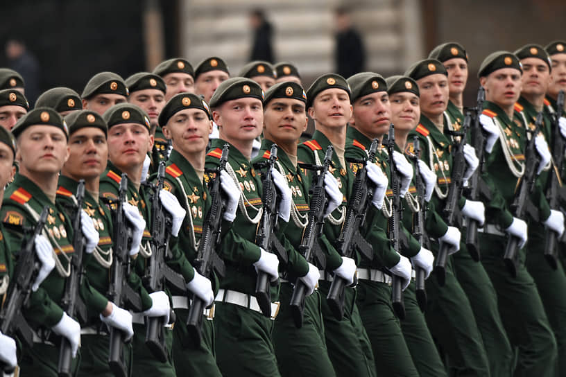 Военнослужащие на параде, посвященном 77-ой годовщине Победы в Великой Отечественной войне