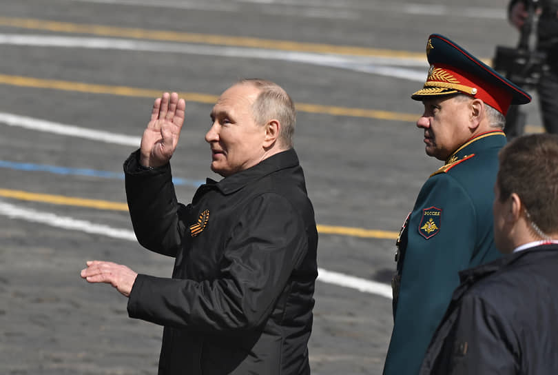 Президент России Владимир Путин и министр обороны России Сергей Шойгу (справа) после парада