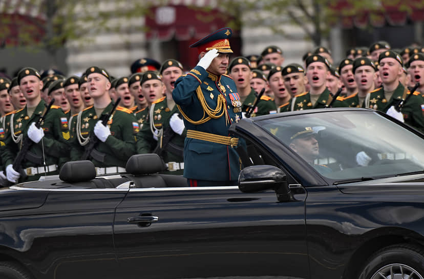 Министр обороны России Сергей Шойгу принимает парад, посвященный 77-ой годовщине Победы в Великой Отечественной войне