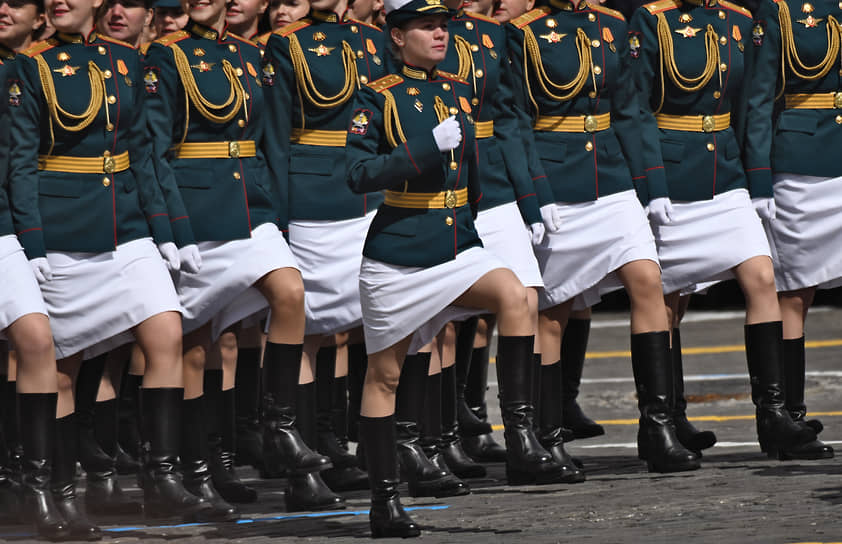 Военнослужащие-женщины на параде Победы в Москве
