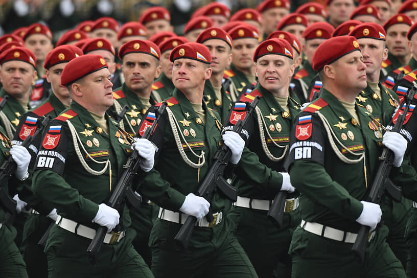Военнослужащие на параде Победы в Москве