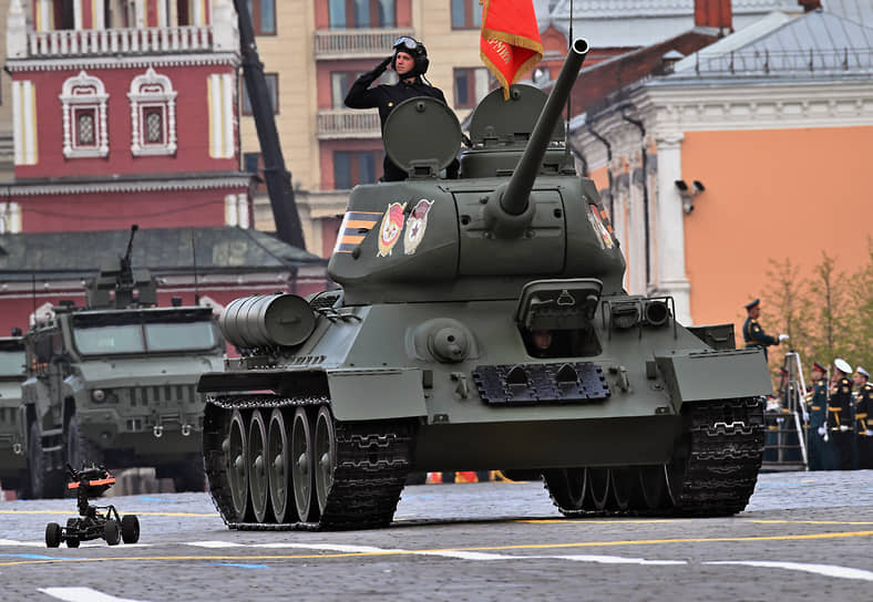 Танк Т-34-85 на параде в Москве