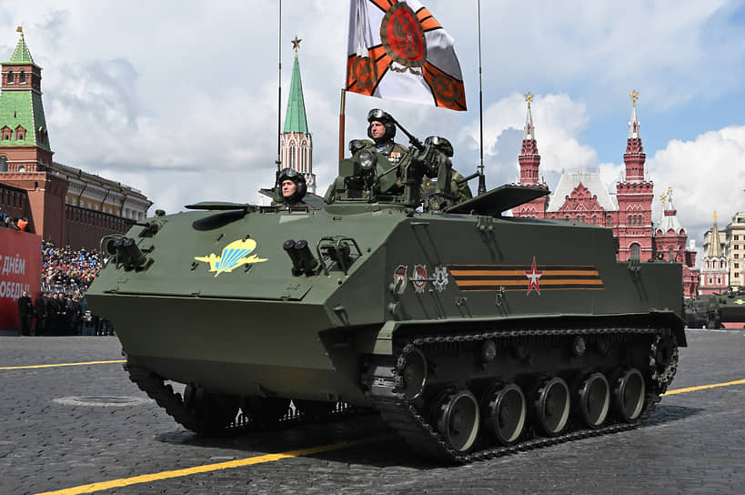 Военнослужащие на бронетранспортере БТР-МДМ «Ракушка» на Красной площади
