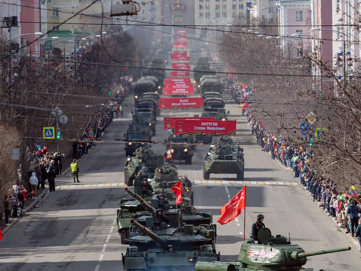 Парад победы в Мурманске на проспекте Ленина