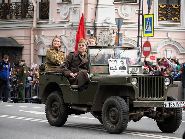 Участники акции памяти «Бессмертный полк» на Невском проспекте в Санкт-Петербурге
