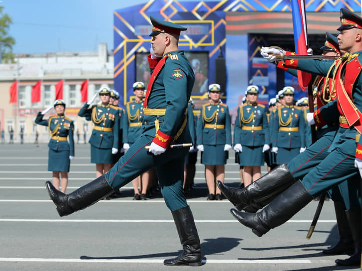 Военный парад на площади Куйбышева в Самаре