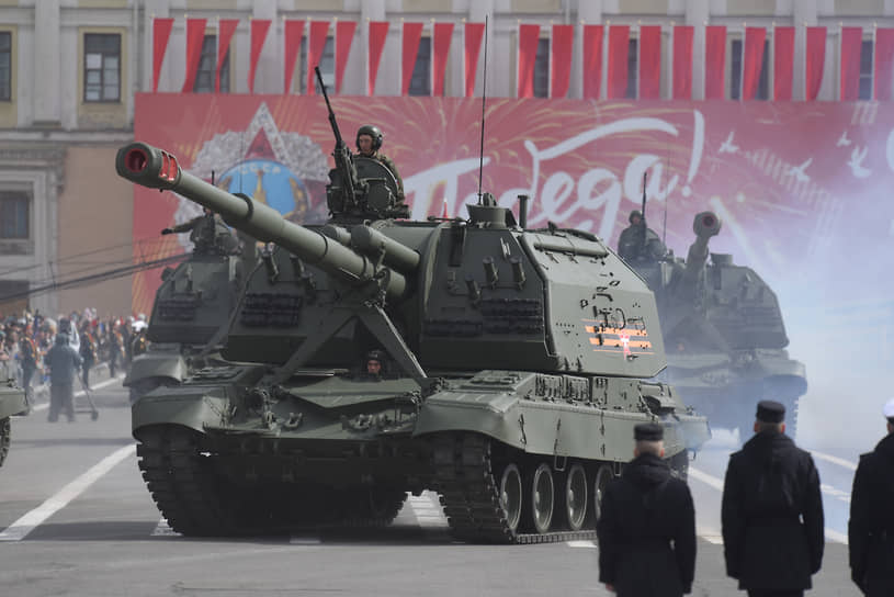 Военная техника во время парада на Дворцовой площади в Санкт-Петербурге