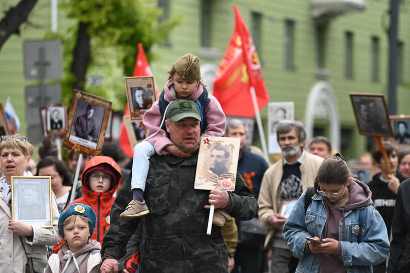 Участники акции памяти «Бессмертный полк» в Екатеринбурге