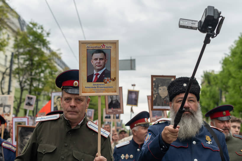 Александр Захарченко на одном из портретов во время «Бессмертного полка» 