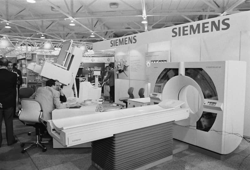 Томографы немецкой фирмы «Сименс» на медицинской выставке «Больница-94» в Санкт-Петербурге, 1994 год 