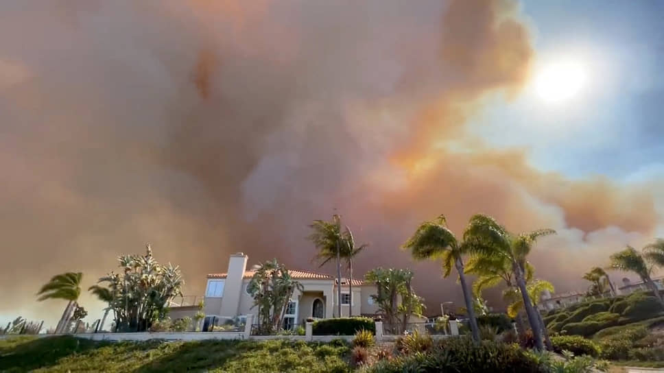 Лагуна-Нигель, США. Дым от лесного пожара над жилым районом