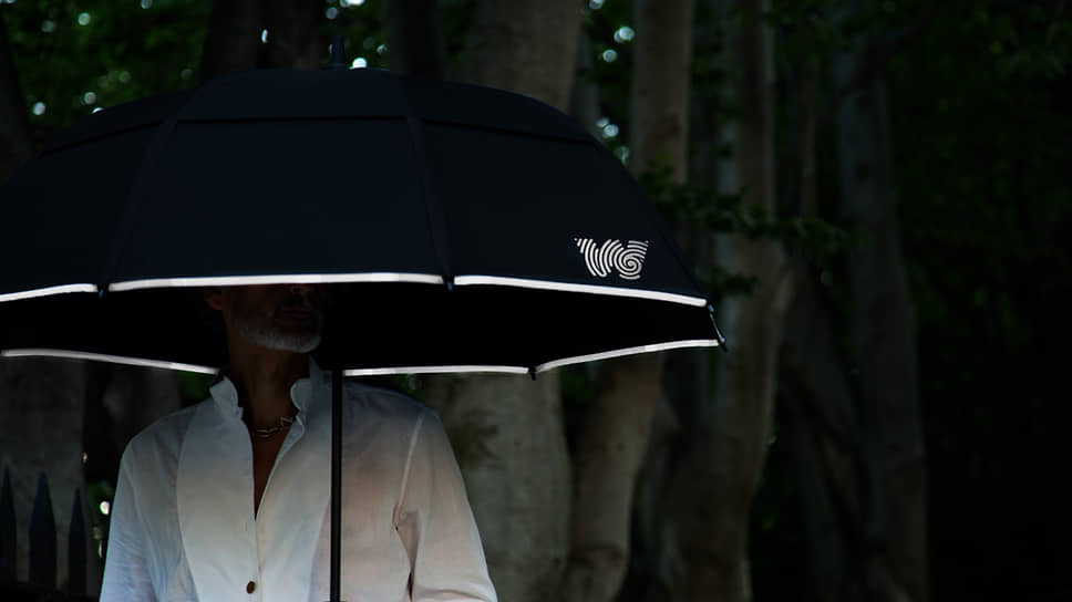 Умный зонт Weatherman имеет светоотражающие полоски и способен выдержать напор ветра скоростью до 90 км/ч