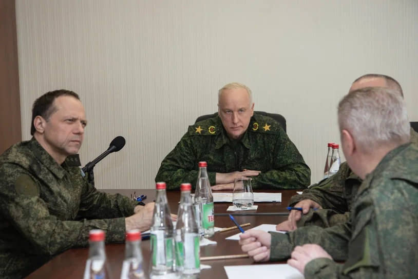 Александр Бастрыкин (в центре) в Донецке