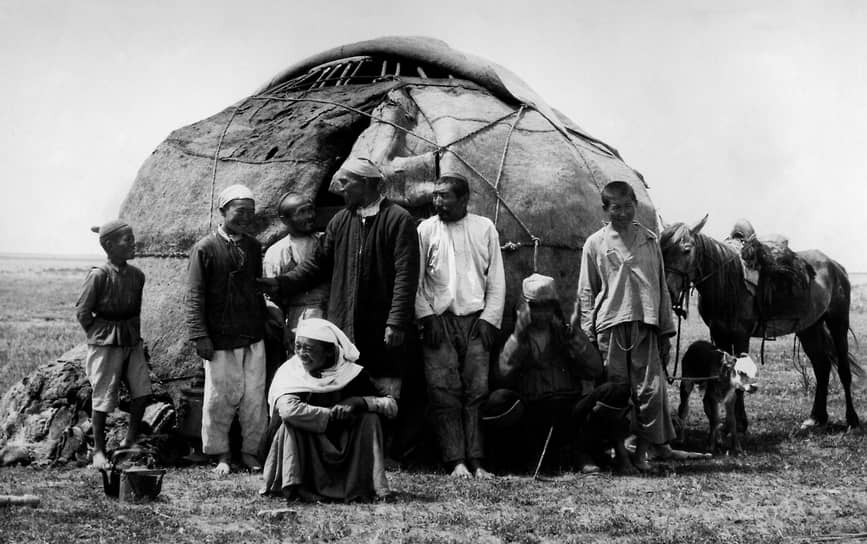 Коренное население Казахстана в начале XX века вело преимуществено кочевой или полукочевой образ жизни