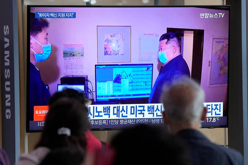 Жители Сеула (Южная Корея) смотрят новости о ситуации в КНДР
