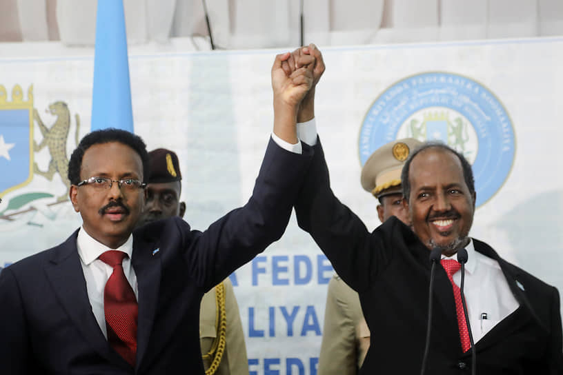 Победивший на выборах президента Сомали Хасан Шейх Махмуд (слева) и действующий глава государства Мохамед Абдуллахи Мохамед