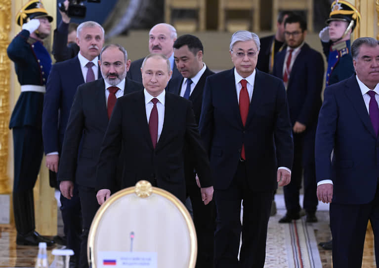 Москва. Президент России Владимир Путин (в центре) с участниками саммита ОДКБ